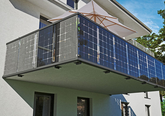 Solarpanels sind auf einem Balkon montiert, der Teil eines modernen Gebäudes ist.